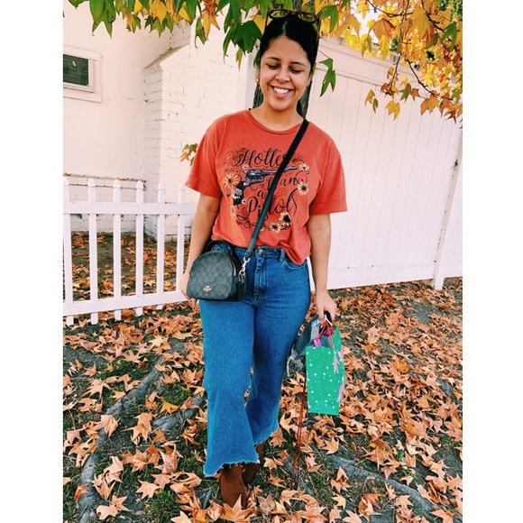 Meet your posher, Julia 💛 - Picture 3 of 16